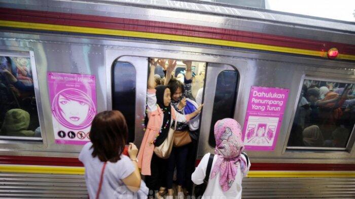 Ampun dah Wanita ini BAB di Commuter Line Jurusan Bekasi, Baunya Keciuman Dimana&quot; !