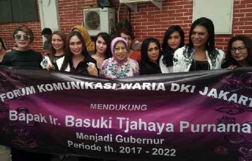 DISERBU EMAK-EMAK, SANDIAGA NAIK KURSI