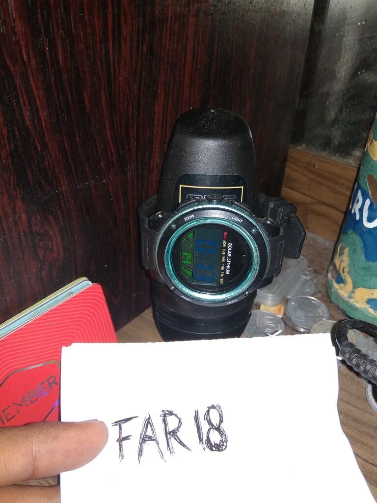 &#91;COC DIY&#93; Anak Kreatif Anti Bau Ketek, Bekas Deodoran Jadi Stand Jam Tangan
