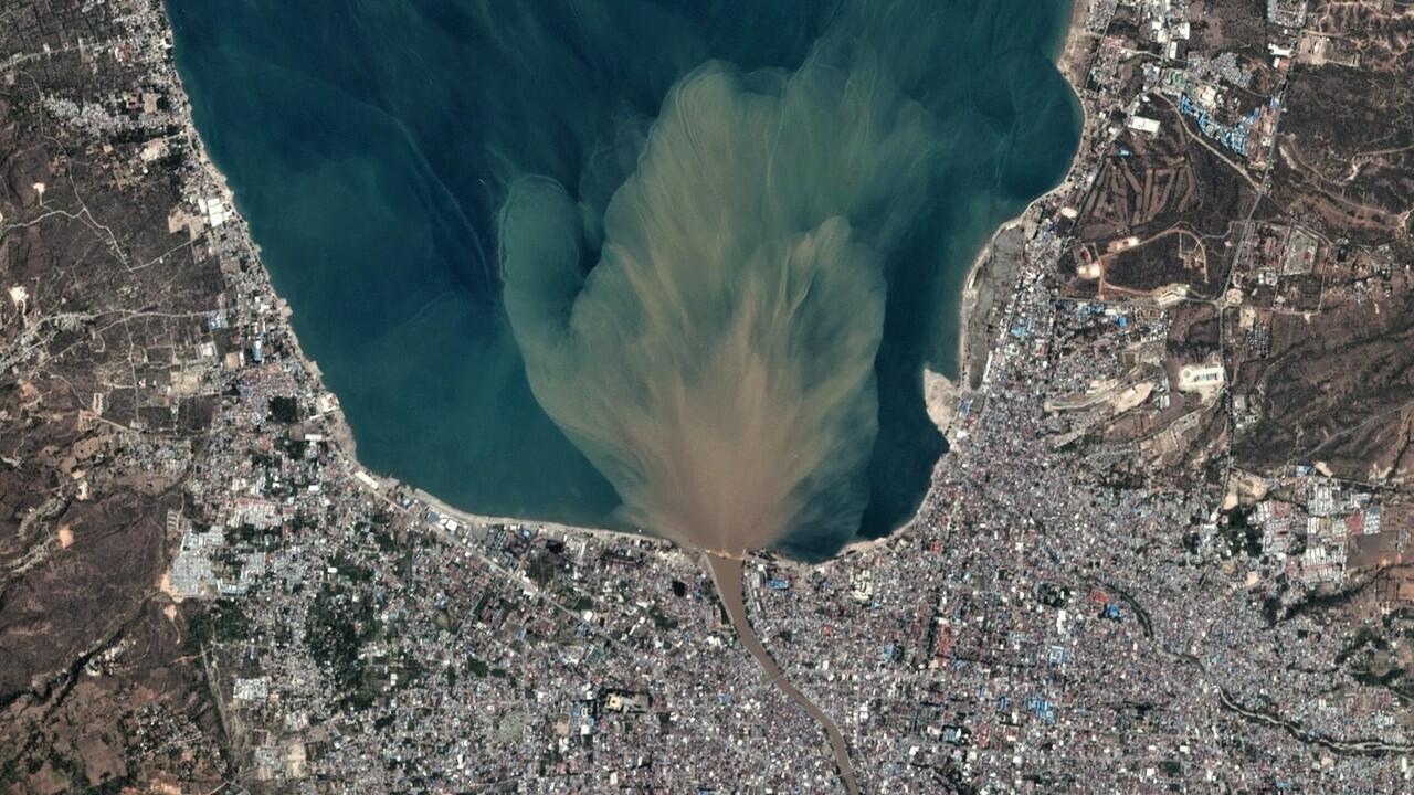 (Sattelite Image) See how the Palu earthquake shifted the landscape ...