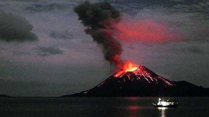 Dini Hari, Gunung Krakatau Muntahkan Lava Pijar &amp; Terdengar Suara Dentuman