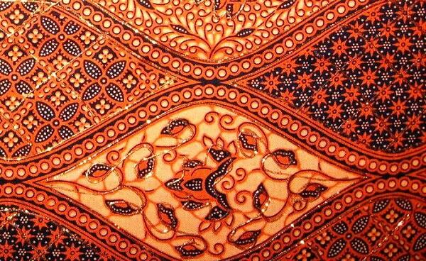 Batik klasik dibuat dengan canting tulis dan bahan perintang yang disebut