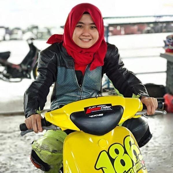 Sista Ini Hari Kerja Berhijab, Hari Libur Berhelm Racing