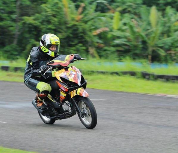 Sista Ini Hari Kerja Berhijab, Hari Libur Berhelm Racing