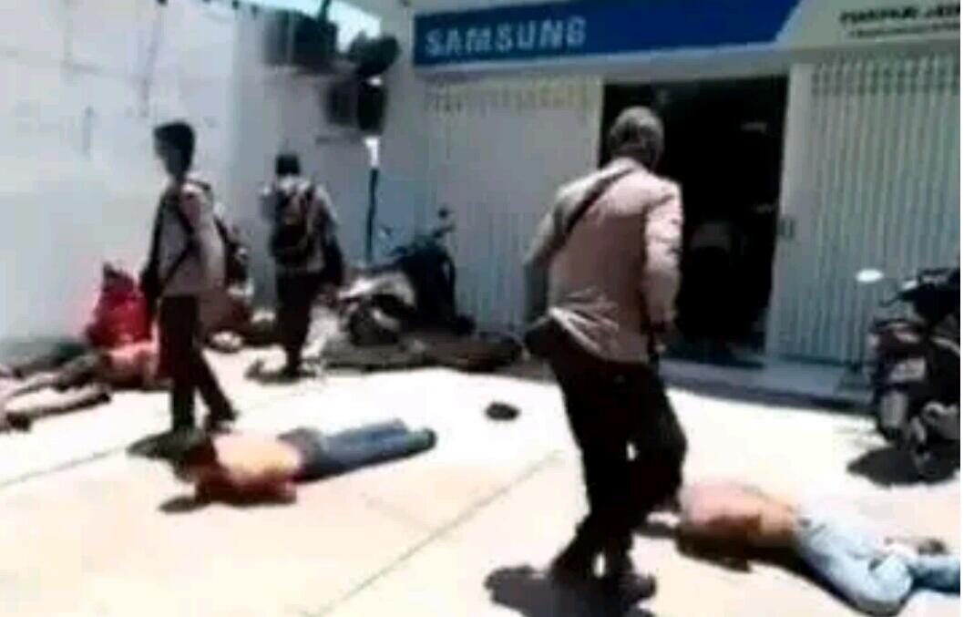 Polisi Bermotor Tangkap Warga Penjarah Toko Ponsel di Palu, Bikin Histeris Warga