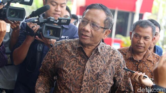 Mahfud Md: FZ-RMy-SU Harus Tanggung Jawab soal Berita Ratna Sarumpaet