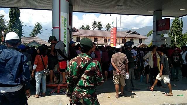 Warga Palu Mengantre 18 Jam demi BBM