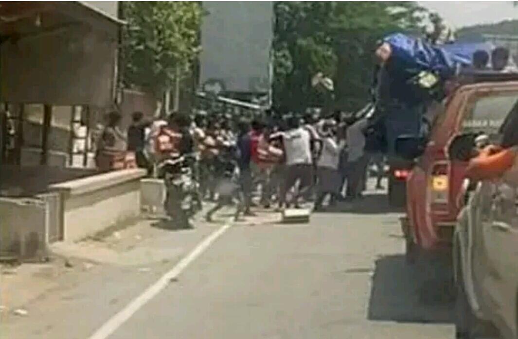 Meski Dikawal Petugas Iring-Iringan Bantuan Pemprov Sulbar Dijarah Massa