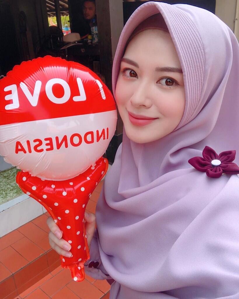 Ridwan Kamil dan Hijaber Korea Cantik Pamer Buku Nikah, Bukti Poligami?