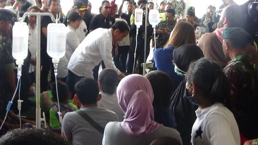Jokowi Kembali Temui Korban Gempa Palu: Disambut Isak Tangis Seorang Ibu