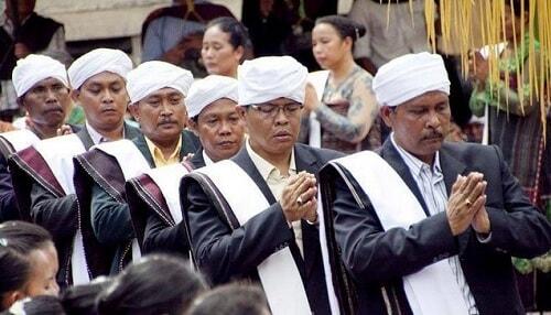 Tidak Diakui Pemerintah, 5 Agama Asli Indonesia Ini Nyaris Punah
