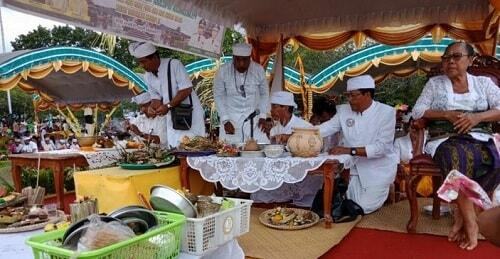 Tidak Diakui Pemerintah, 5 Agama Asli Indonesia Ini Nyaris Punah
