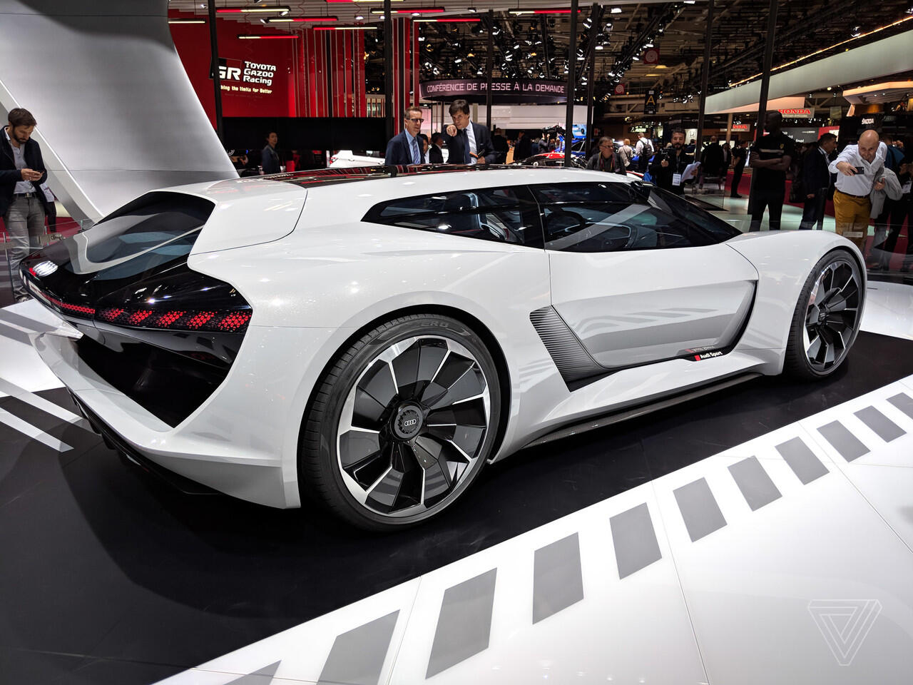 Mobil listrik menjadi trend tahun mendatang, hal ini terlihat di Paris Motor Show