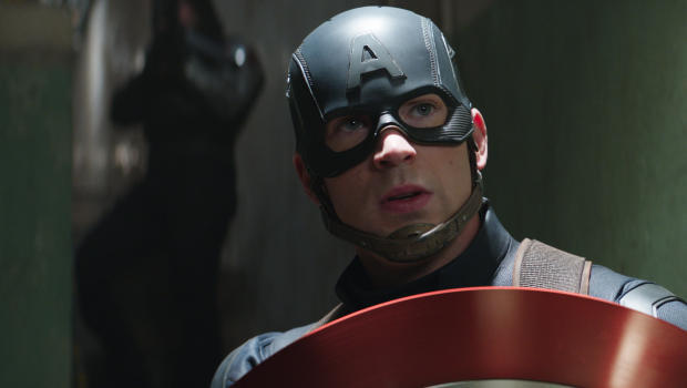 Chris Evans Gantung Perisai Captain America