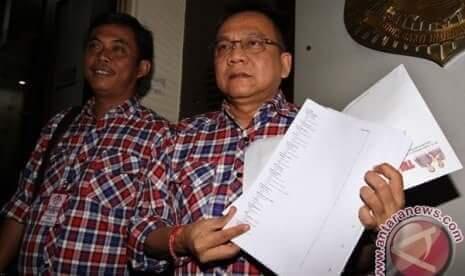 Jangan-jangan Ratna Sarumpaet Sengaja Jatuhkan Prabowo-Sandi?