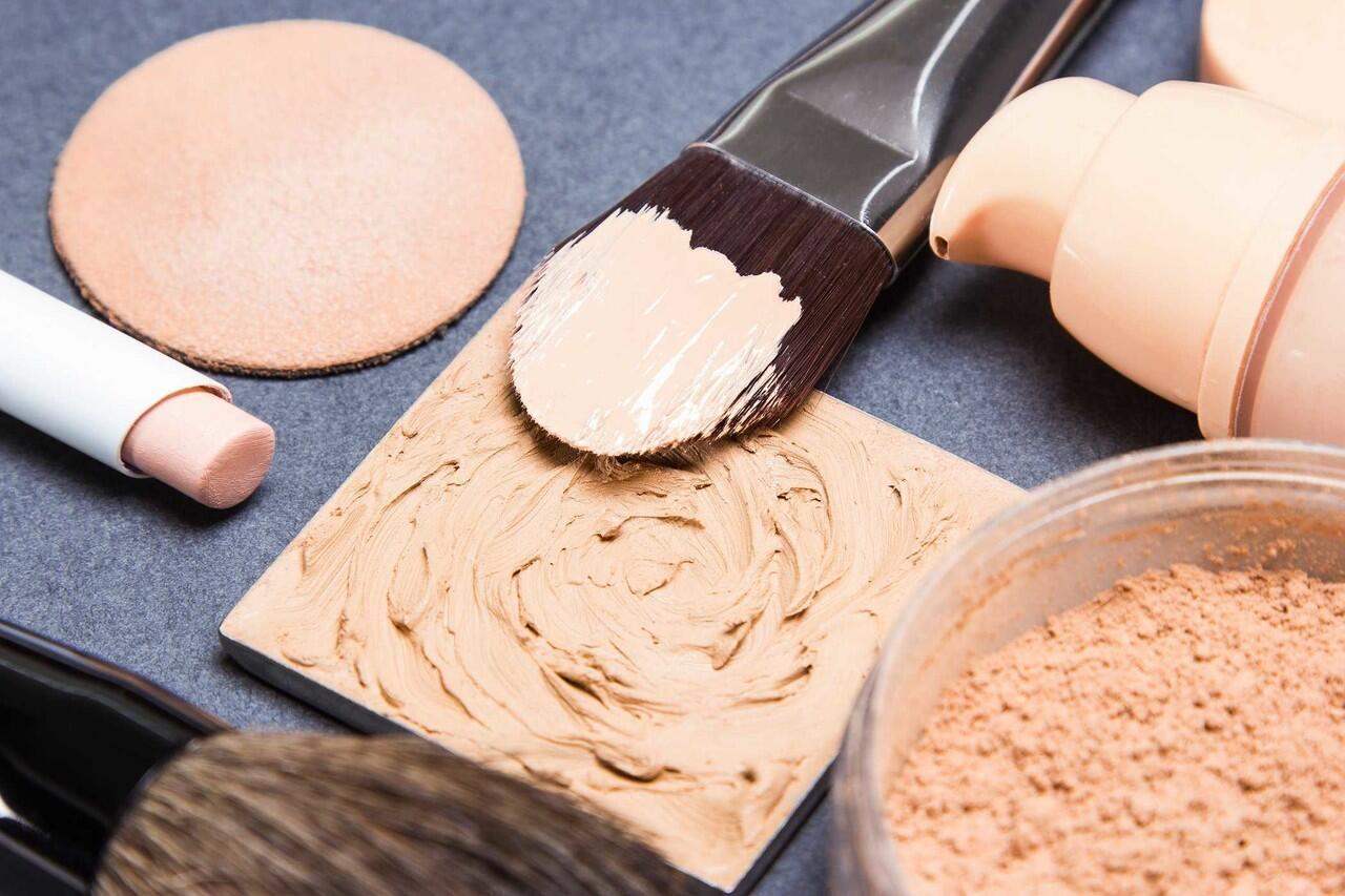 5 Kesalahan Pakai Foundation yang Bikin Wajah Terlihat Tua