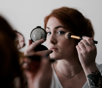 5 Kesalahan Pakai Foundation yang Bikin Wajah Terlihat Tua