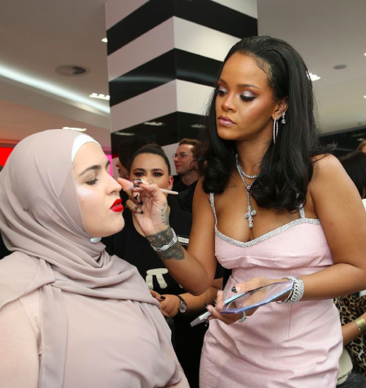 Ketika Rihanna Bersedia Jadi Perias Hijabers