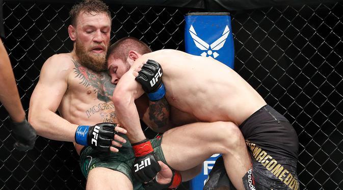 Hasil UFC 229 - Khabib Bungkam McGregor Lalu Kerusuhan Terjadi

