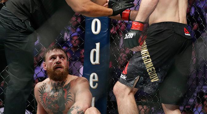 Hasil UFC 229 - Khabib Bungkam McGregor Lalu Kerusuhan Terjadi

