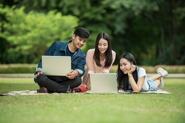 Biar Gak Ngeselin, Ini 5 Tips Menjadi Orang Pendiam yang Menyenangkan