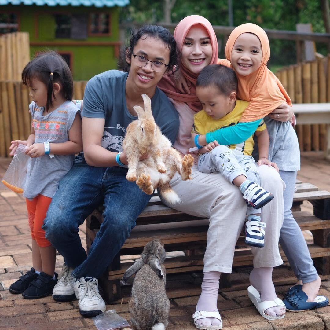 Layaknya Anak Kandung, 7 Artis Ini Dekat Sekali dengan Anak Tirinya