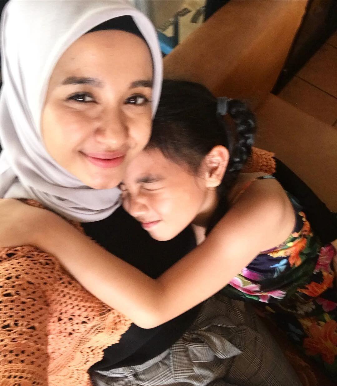 Layaknya Anak Kandung, 7 Artis Ini Dekat Sekali dengan Anak Tirinya