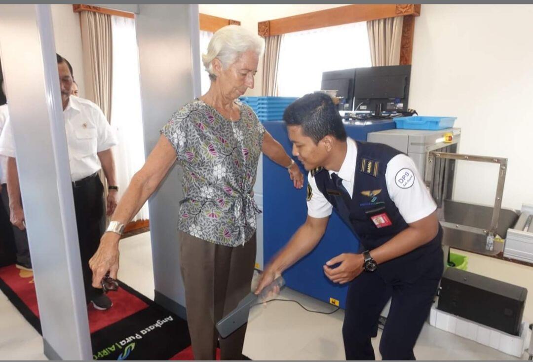 FOTO: Direktur IMF Kunjungi Korban Gempa Lombok Naik Pesawat ATR