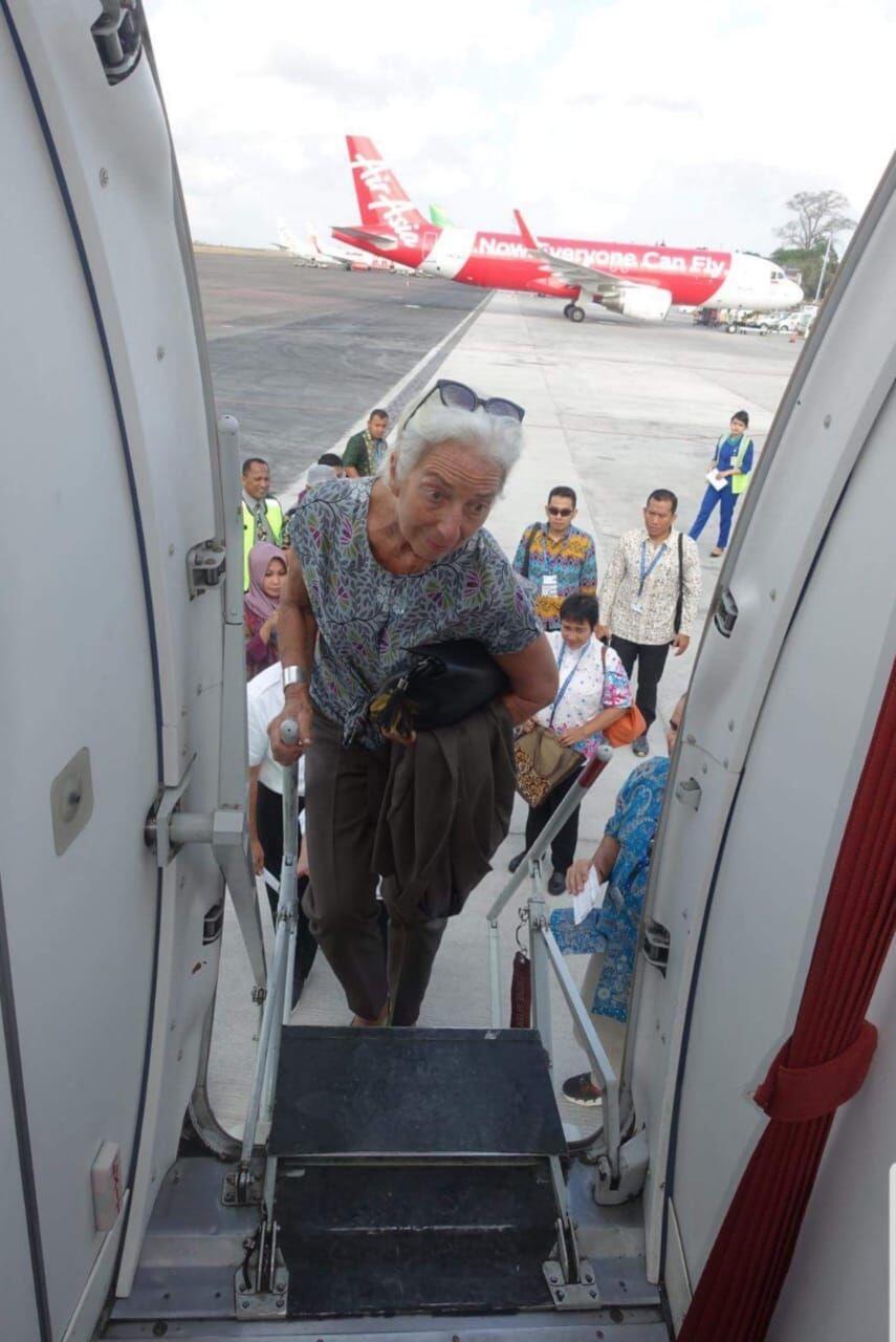 FOTO: Direktur IMF Kunjungi Korban Gempa Lombok Naik Pesawat ATR