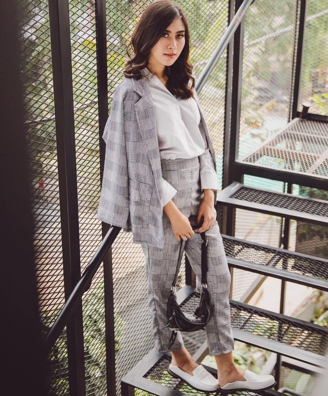 10 Adu Gaya Seleb Pakai Outfit Formal, Referensi Pas buat Ngantor!