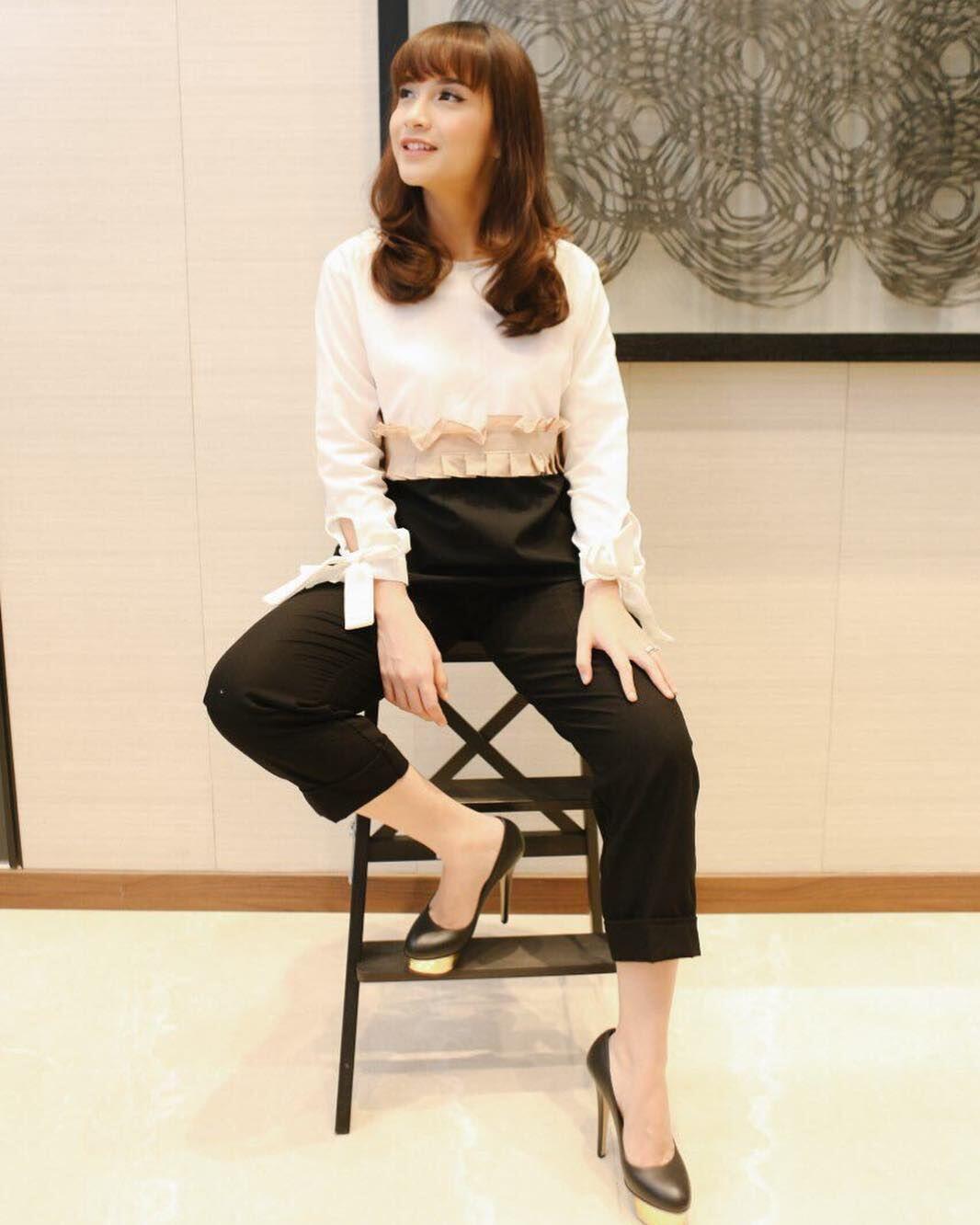 10 Adu Gaya Seleb Pakai Outfit Formal, Referensi Pas buat Ngantor!
