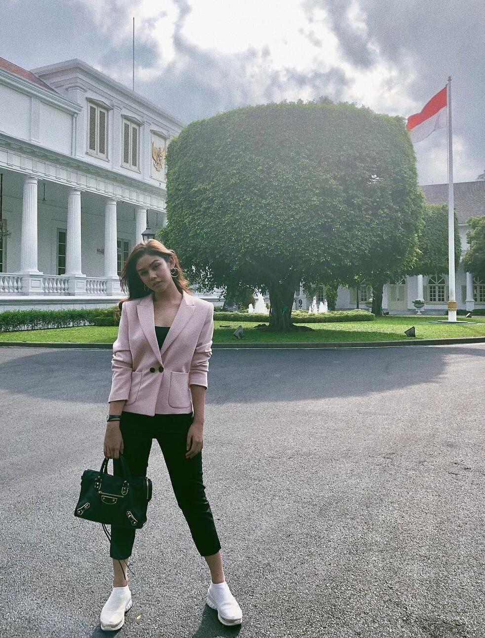 10 Adu Gaya Seleb Pakai Outfit Formal, Referensi Pas buat Ngantor!