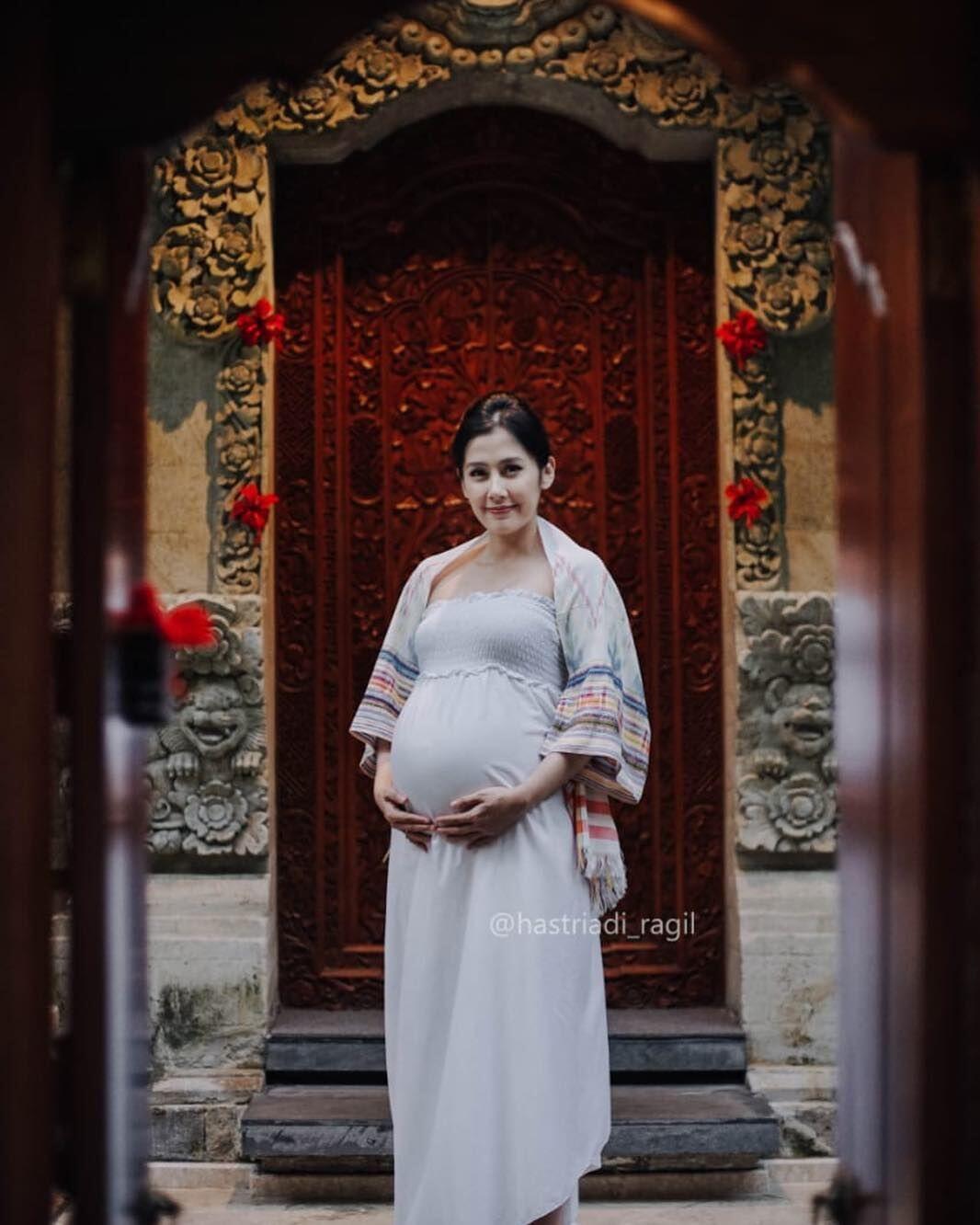 Manis Banget, Ini 10 Potret Babymoon Ardina Rasti & Arie di Bali