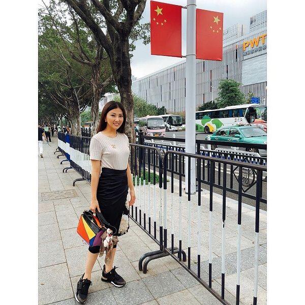 10 Outfit Kece & Berkelas Sarwendah Saat Berlibur, Bisa Jadi Panutan!