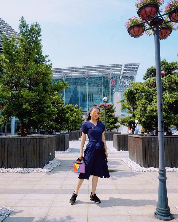 10 Outfit Kece & Berkelas Sarwendah Saat Berlibur, Bisa Jadi Panutan!