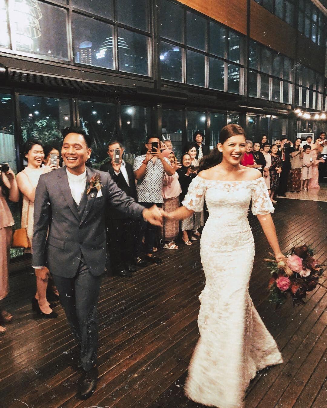 Elegan, 10 Potret Syahdu Pernikahan Monita Tahalea & Bayu Risa