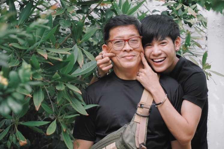 Hidup tanpa Ibu, Ini Potret Aktor Thailand Singto Bahagiakan Sang Ayah