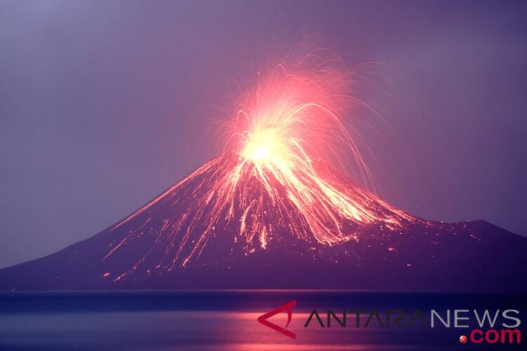 Gunung Anak Krakatau Masih Keluarkan Lava Pijar