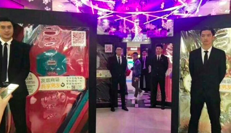 Wanita China Kini Bisa Sewa ‘Kekasih’ untuk Temani Belanja