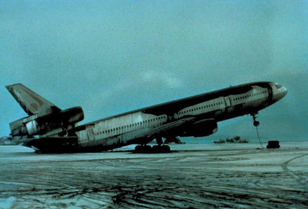 Saat Terbang,PILOT NATO ini Masuk Ke Jaman Prasejarah Dan Liat Ratusan DINOSAURUS!?