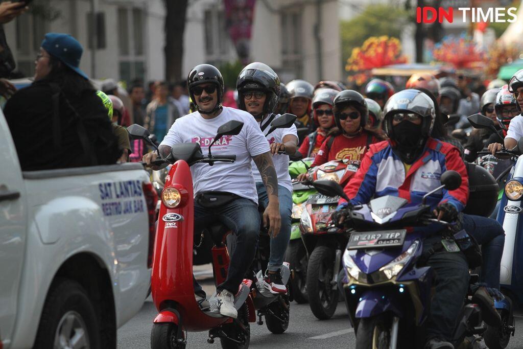 Macho Banget, 9 Gaya Adipati Hingga Tora Sudiro Saat Konvoi Motor