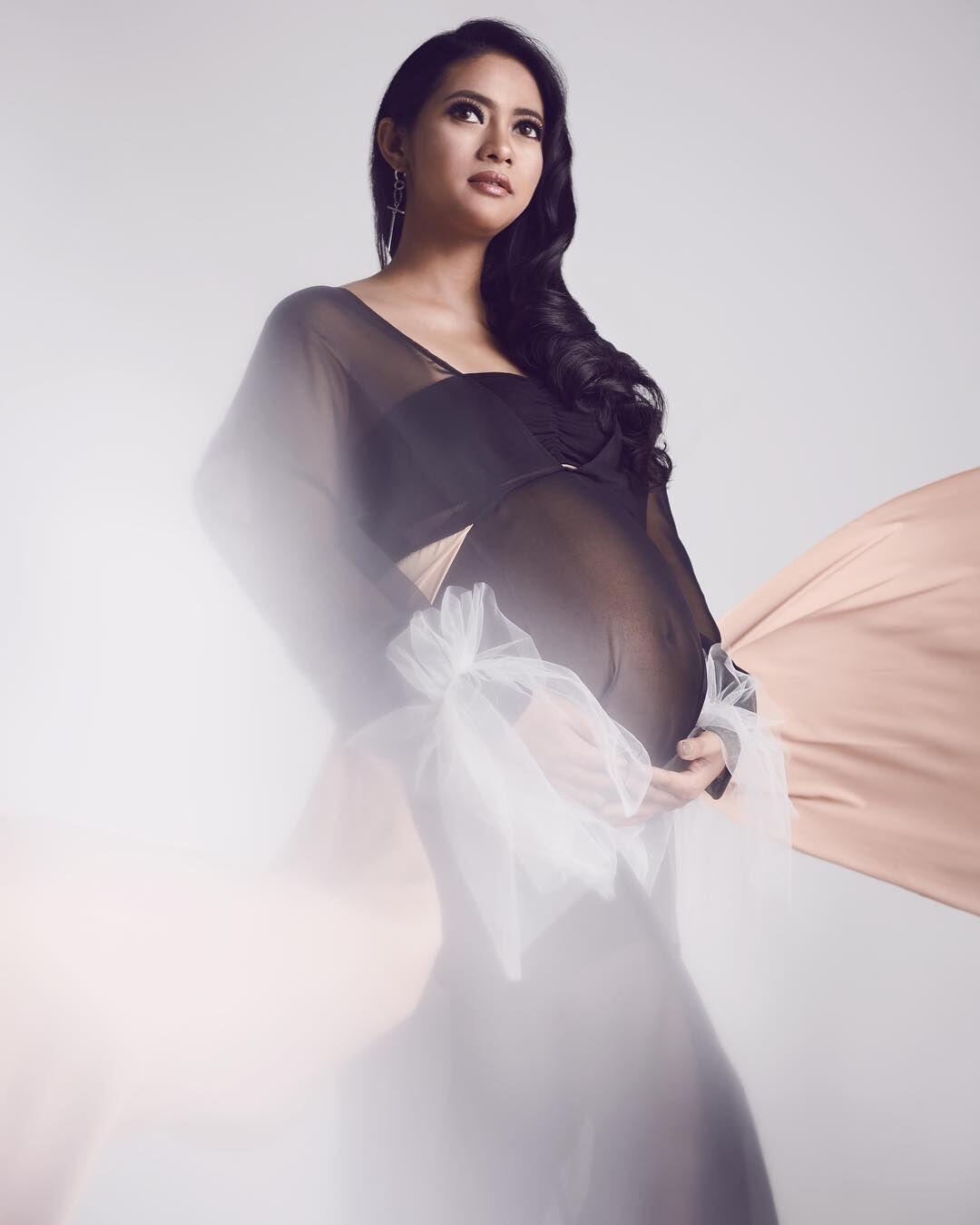 10 Gaya Maternity Shoot Rini Yulianti, Anggun dan Menawan