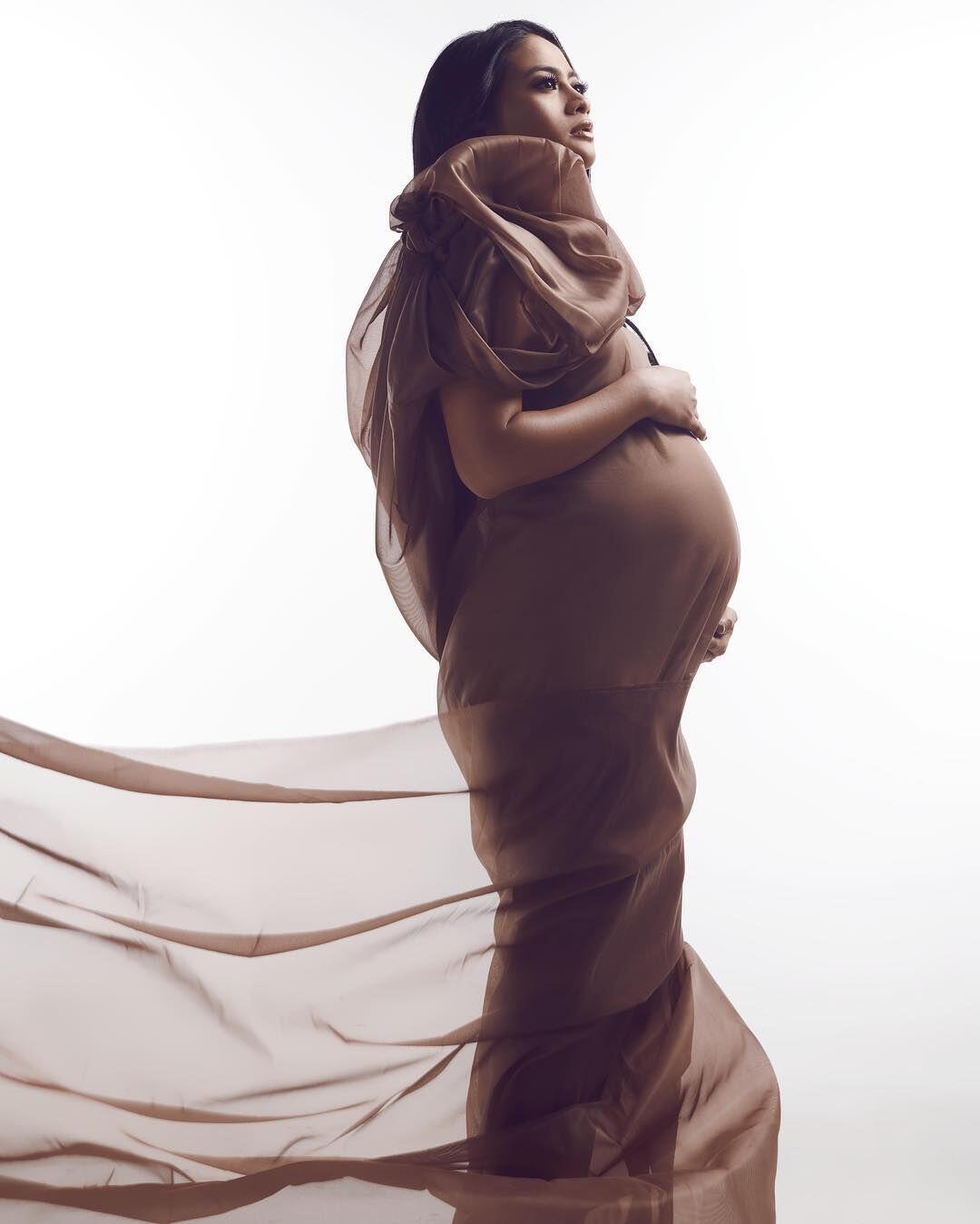 10 Gaya Maternity Shoot Rini Yulianti, Anggun dan Menawan