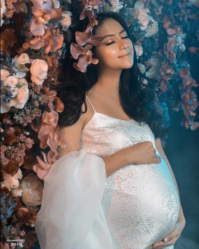10 Gaya Maternity Shoot Rini Yulianti, Anggun dan Menawan