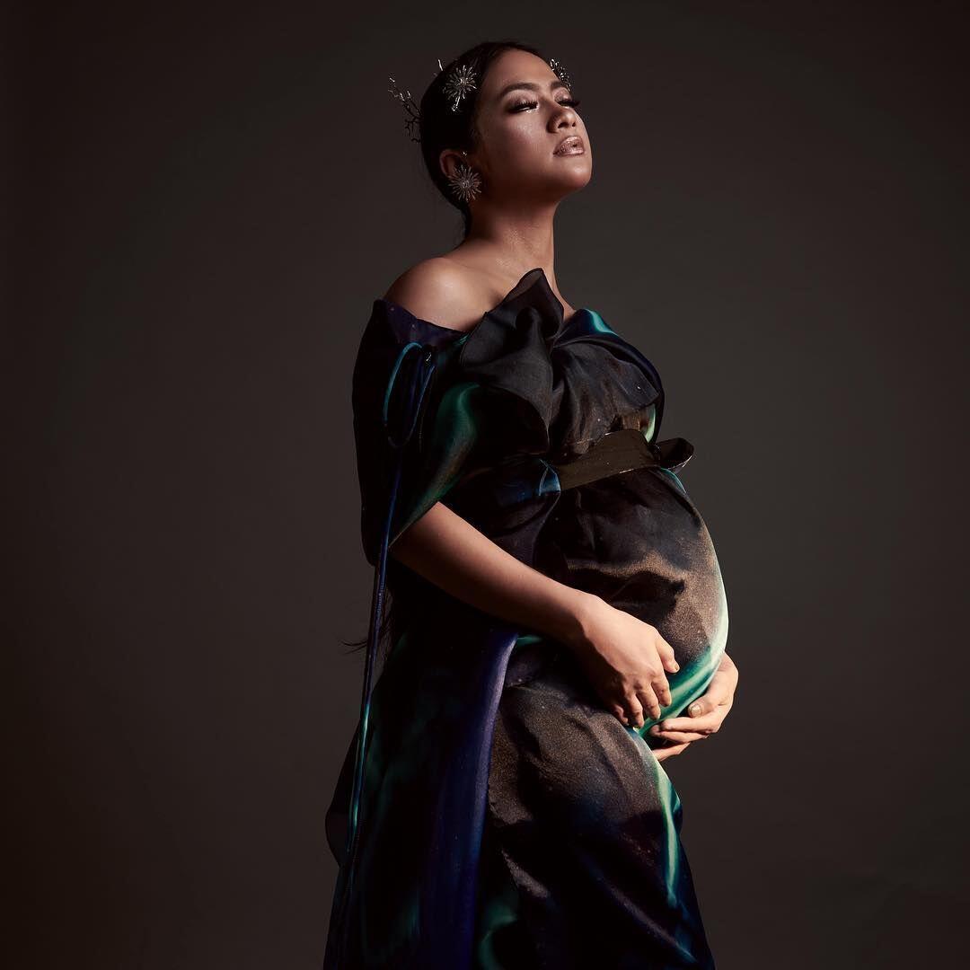 10 Gaya Maternity Shoot Rini Yulianti, Anggun dan Menawan