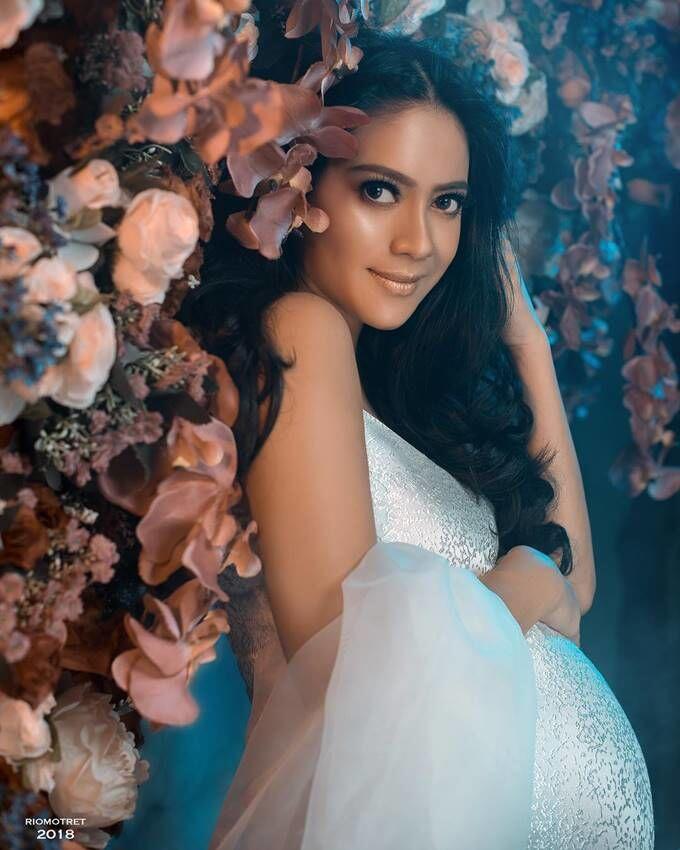 10 Gaya Maternity Shoot Rini Yulianti, Anggun dan Menawan