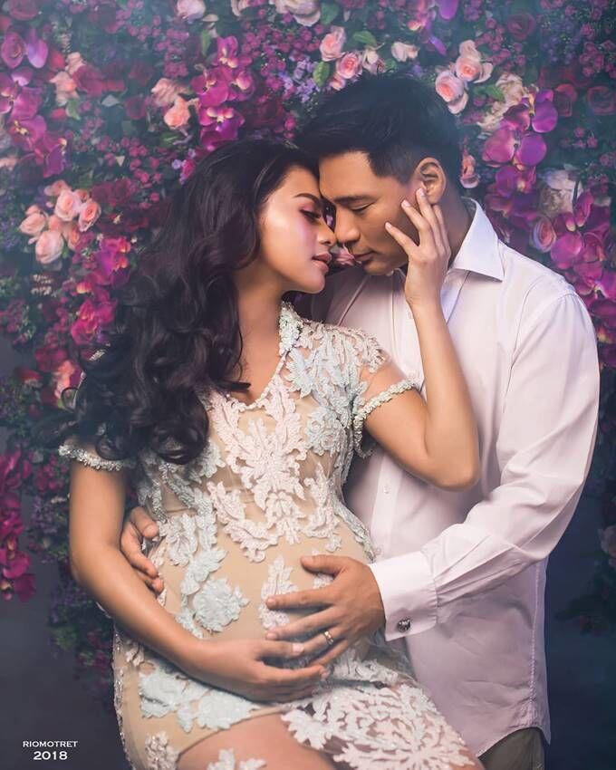 10 Gaya Maternity Shoot Rini Yulianti, Anggun dan Menawan