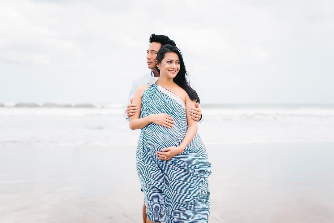 10 Gaya Maternity Shoot Rini Yulianti, Anggun dan Menawan