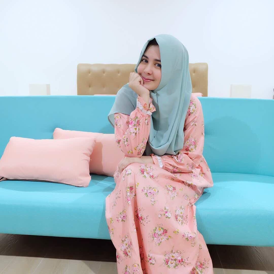 13 Style Elegan Seleb Berhijab Contekan Cewek Bertubuh Mungil