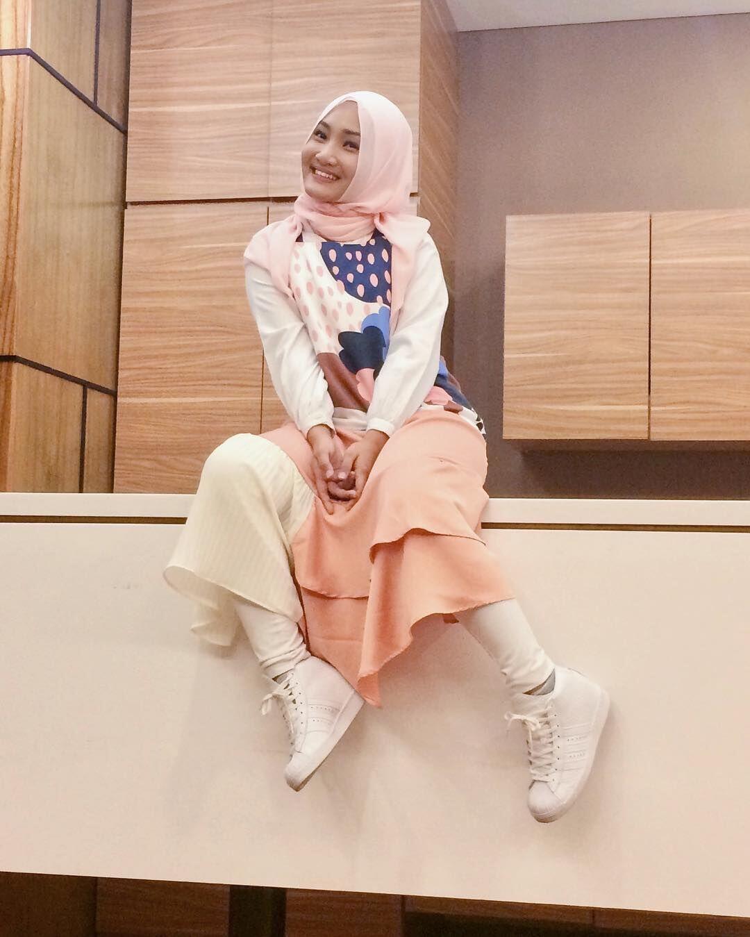 13 Style Elegan Seleb Berhijab Contekan Cewek Bertubuh Mungil